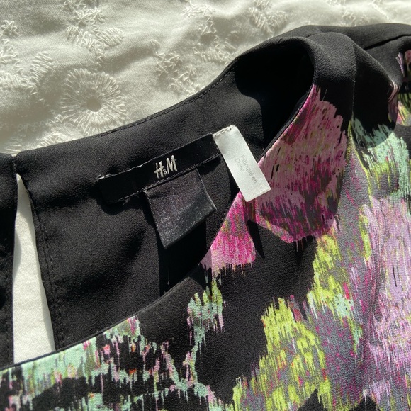 H&M Floral Blouse with Three-Quarter Sleeves (Size 8) - Picture 3 of 4